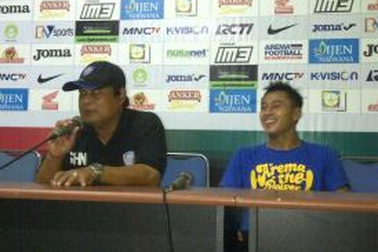 Pelatih Arema, Suharno dan Samsul Arif saat jumpa pers, usai pertandingan melawan Gresik United, Kamis (8/5/2014).