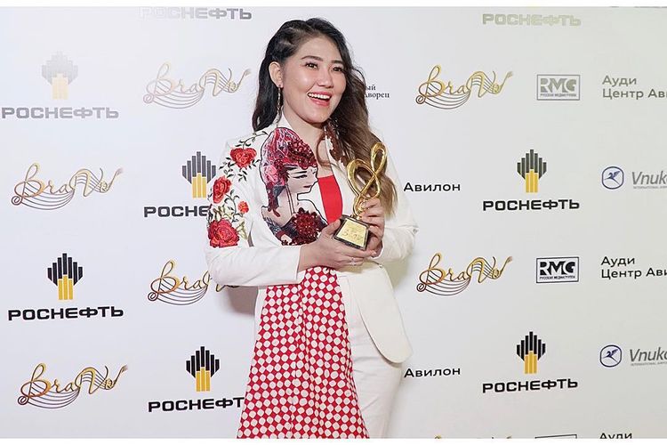 Via Vallen berpose dengan piala penghargaan yang ia terima dari BraVo Awards 2019 di Rusia, Kamis (21/3/2019).