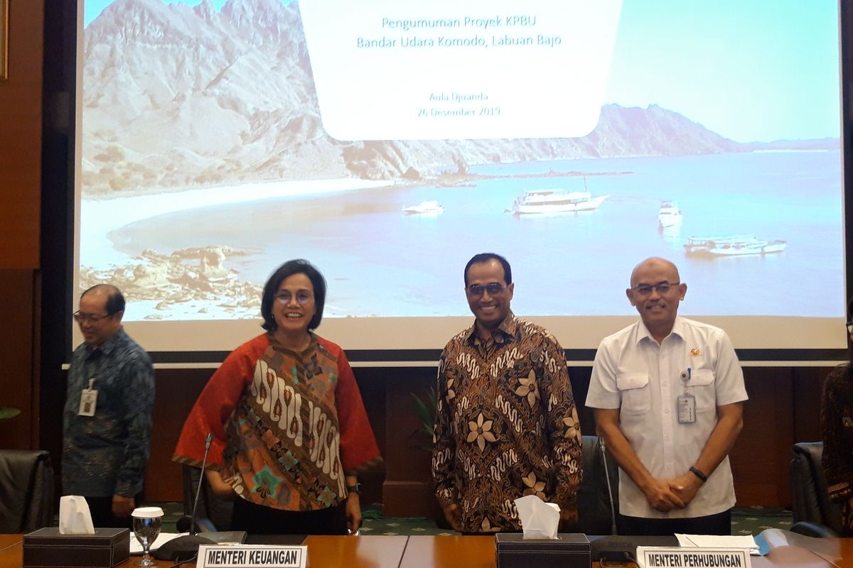 Menteri Keuangan Sri Mulyani Indrawati dan Menteri Perhubungan Budi Karya Sumadi ketika mengumumkan konsorsium PT Cardig Aero Services Tbk dan Changi Airport Mana PTE LTD sebagai pengelola Bandara Komodo di Jakarta, Kamis (26/12/2019).