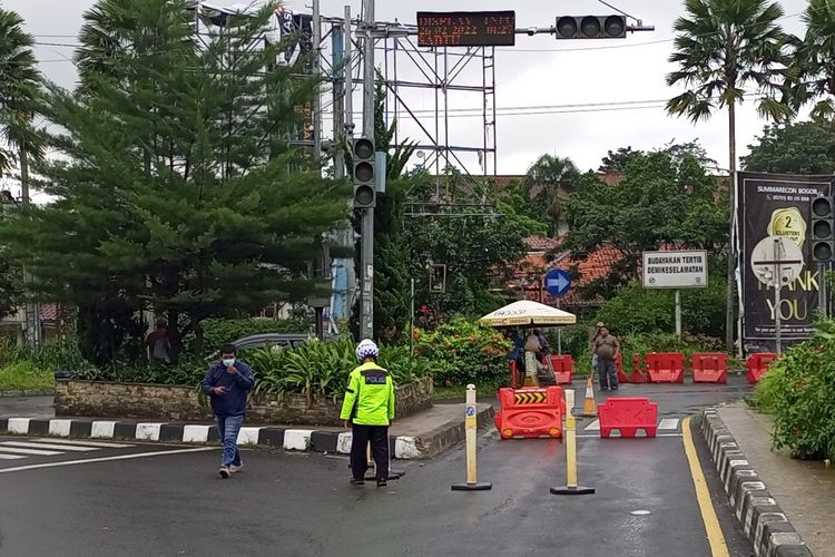 Satlantas Polres Bogor menerapkan sistem one way atau satu arah menuju Jakarta di Jalur Puncak Bogor, Jawa Barat, Sabtu (26/2/2022)