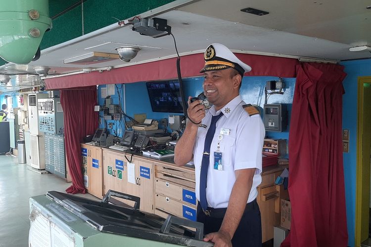 Nahkoda KMP Port Link III, Kapten Mochamad Haryanto saat bertugas melayani pemudik