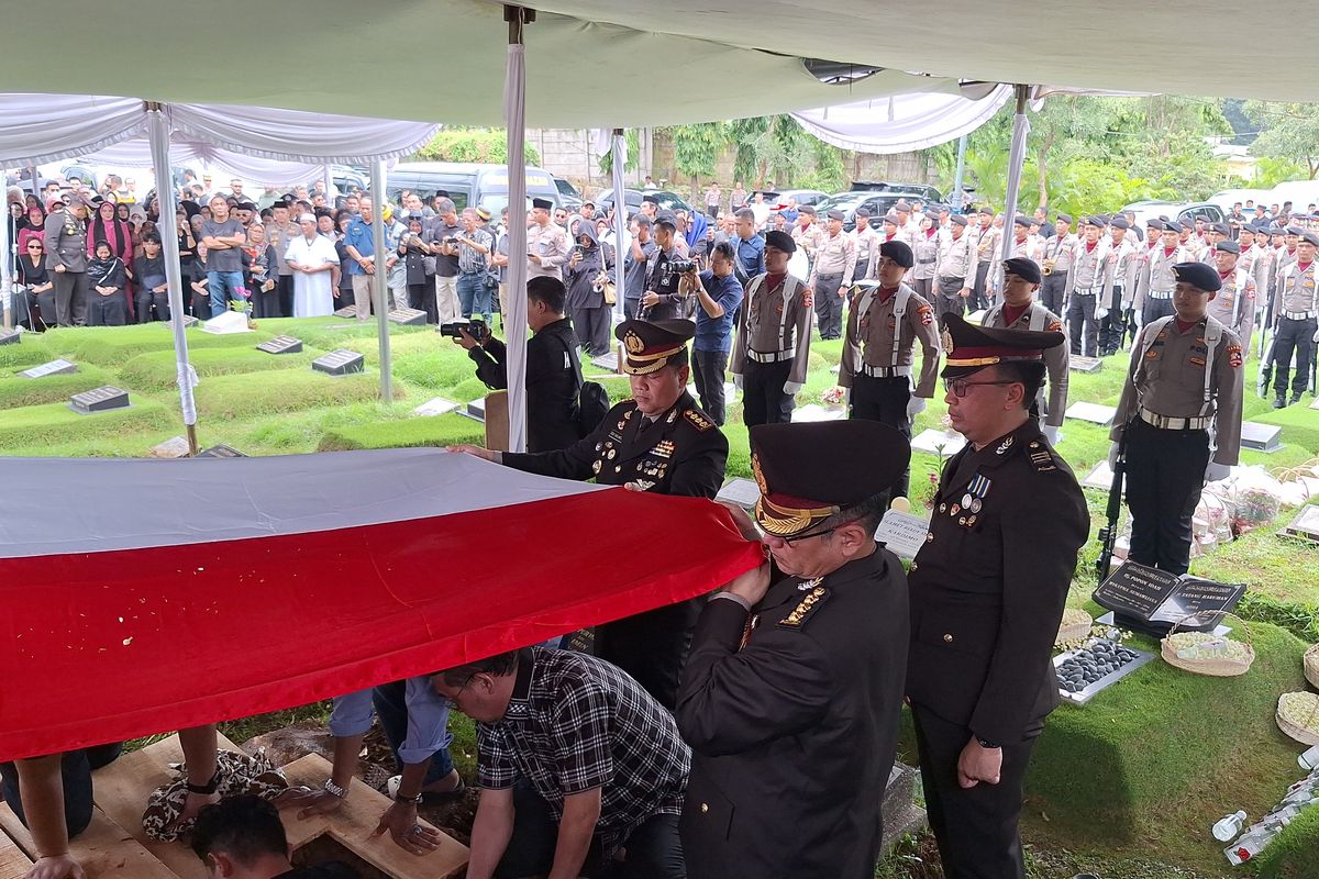 Prosesi pemakaman Birgjen Polisi (Purn) Yusri Yunus di TPU Tanah Kusir, Senin (20/1/2025).