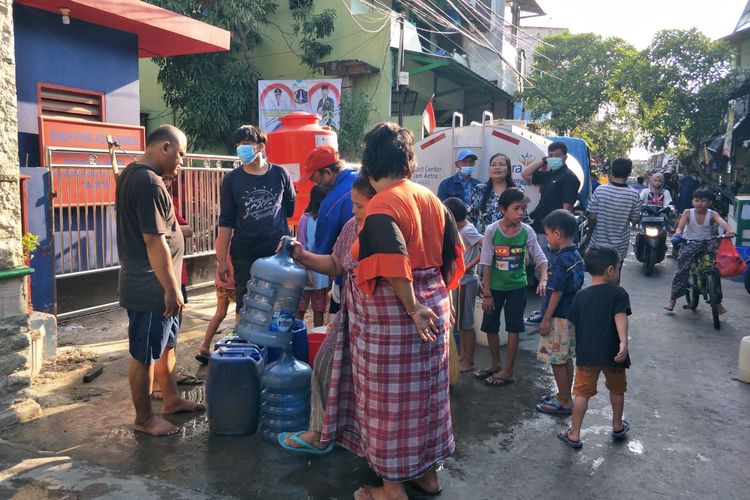 Warga di RW 12 Kelurahan Pademangan Barat, Kecamatan Pademangan, Jakarta Utara mengambil air bersih dari mobil tanki air milik PT Aetra yang terparkir di depan Kantor RW 012 pada Rabu (22/9/2021) sore.