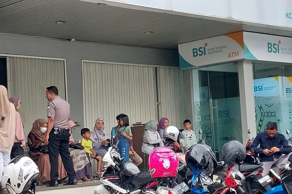 Para nasabah BSI KCP Tasikmalaya Masjid Agung, Jawa Barat, yang sebagian besar para calon haji terlihat berkumpul dan kebingungan serta was-was saat layanan bank secara manual lewat Teller masih lumpuh untuk mengecek setoran biaya berangkat haji, Kamis (11/5/2023).