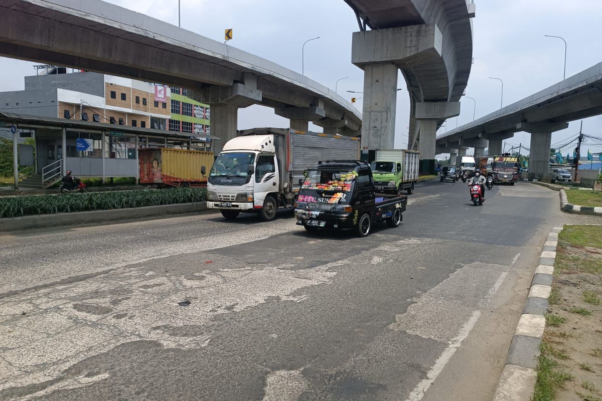 Lubang-lubang di Jalan Raya Bekasi arah Cakung menuju Pulo Gebang di Jakarta Timur, tepatnya di dekat pintu masuk Tol Cakung, sudah ditambal, Kamis (23/3/2023).