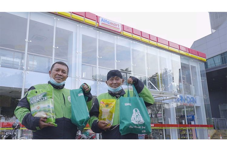 Driver yang menerima bantuan sembako