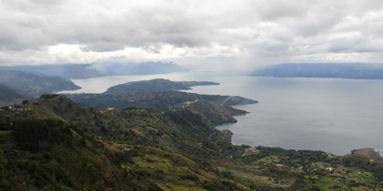 Panorama Danau Toba dilihat dari Bukit Huta Ginjang di Desa Dolok Martumbur, Kecamatan Muara, Tapanuli Utara, Selasa (23/8/2016). Obyek wisata ini terletak kurang lebih berjarak 8 kilometer dari Bandara Silangit, Siborong-Borong, Tapanuli Utara, Sumatera Utara.