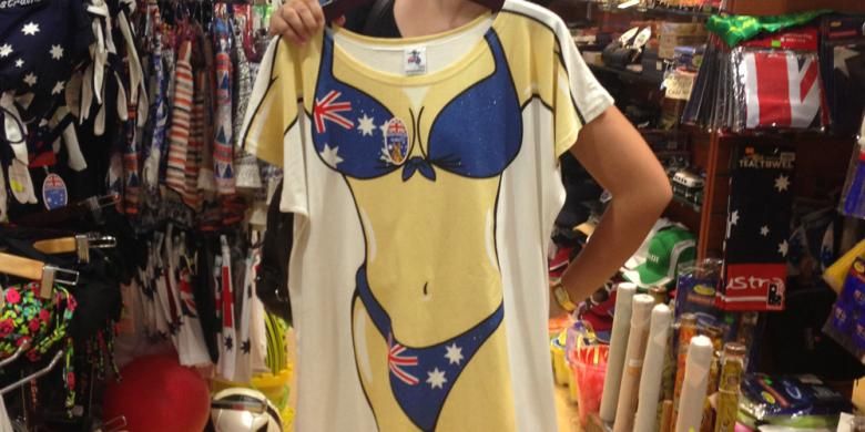 Daster bermotif bikini berbendera Australia yang dibuat dalam rangka peringatan Australia Day di Pantai Bondi.