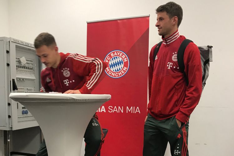 Joshua Kimmich beranjak dari kursi seusai dan akan bergantian dengan Thomas Mueller saat melalukan sesi wawancara pada Bundesliga Media Visit di Stadion Allianz Arena seusai laga Bayern Muenchen vs Hertha Berlin, 23 Februari 2019. 