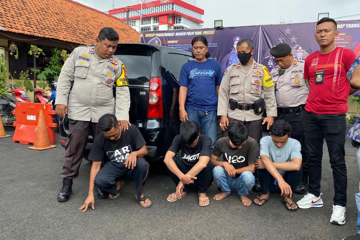 4 pelaku pemalakan di jalan tol Tomang, Jakarta Barat diamankan di Mapolsek Palmerah, Jumat (10/3/2023). 