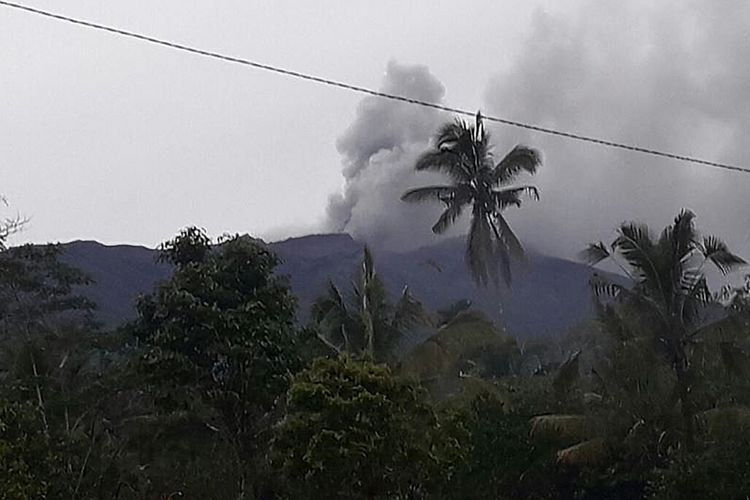 Gunung Agung di Kabupaten Karangasem, Bali, meletus pada Selasa (21/11/2017). Letusan yang terjadi pada pukul 17.05 Wita ditandai dengan asap berwarna kelabu dan abu vulkanik tipis yang membumbung dari puncak kawah dengan tekanan sedang hingga tinggi maksimum 700 meter, dan abu letusan bertiup ke arah timur-tenggara.