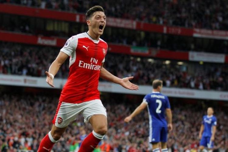 Gelandang Arsenal, Mesut Oezil, merayakan golnya seusai membobol gawang Chelsea, Sabtu (24/9/2016).