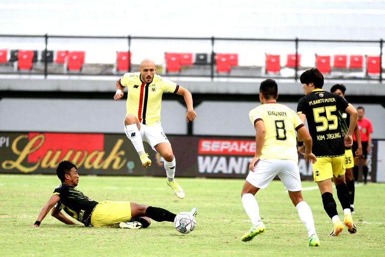 Pertandingan Liga 1 antara Persik Kediri vs Barito Putera digelar di Stadion Kapten I Wayan Dipta, Gianyar, Bali, Sabtu (19/3/2022). 