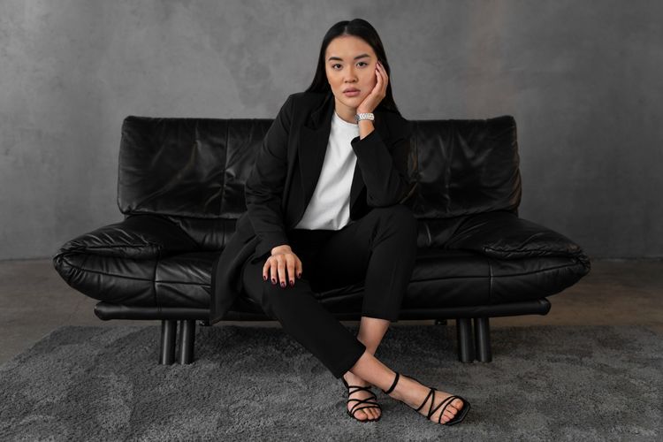 Parisian style menjadi inspirasi Clavi Kirana dalam berbusana. Simak cara tampil effortless, tapi tetap chic dengan blazer dan warna-warna senada.