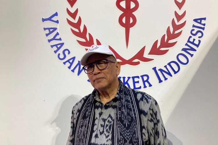 Ketua Umum Yayasan Kanker Indonesia (YKI), Prof. DR. dr. Aru Wisaksono Sudoyo, Sp.PD-KHOM, FINASIM, FACP, dalam pembukaan pameran seni ?Understanding Cancer through Art? yang diselenggarakan oleh MSD Indonesia dan YKI, dalam merayakan Hari Kanker Sedunia 2026, di Jakarta Selatan, Rabu (4/2/2026).