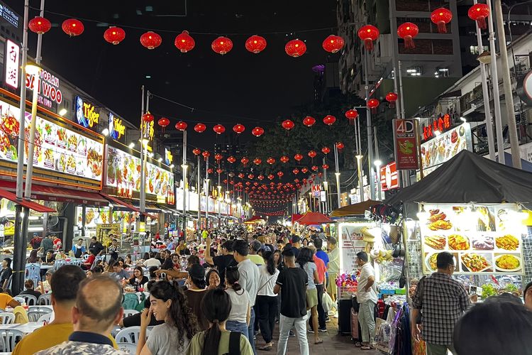 Portrait of the atmosphere of Jalan Alor, the night culinary area in Malaysia, Thursday (19/12/2024).