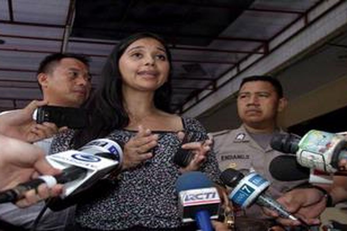 Artis Ayu Azhari usai menjenguk putranya, SA (15), yang berada di Polres Jakarta Selatan, Kamis (4/11/2010). Putranya berada di Polres Jakarta Selatan terkait pencurian uang Ayu Azhari sebesar 50.000 dollar AS atau setara Rp 450 juta. 