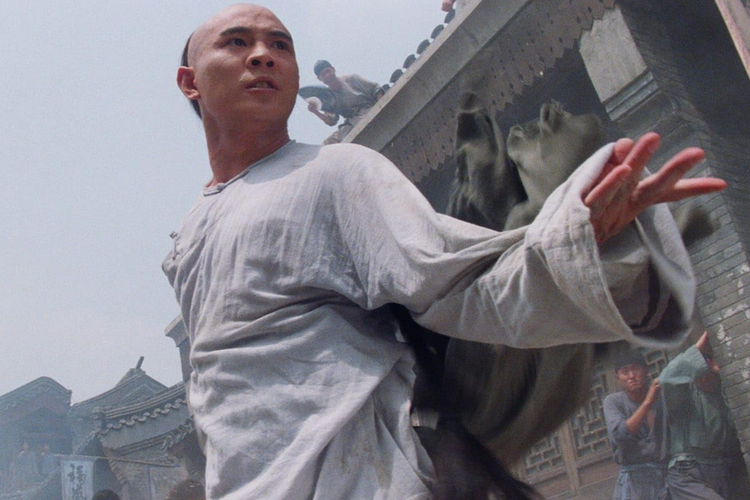 Aktor Jet Li berperan sebagai Wong Fei-hung dalam film Once Upon A Time In China 3.