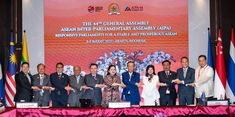 Ketua DPR RI Puan Maharani berfoto bersama sembilan Ketua Parlemen di ASEAN, di Sidang Umum ASEAN Inter Parliamentary Assembly (AIPA) ke-44 di Hotel Fairmont, Senayan, Jakarta, Minggu (6/8/2023).