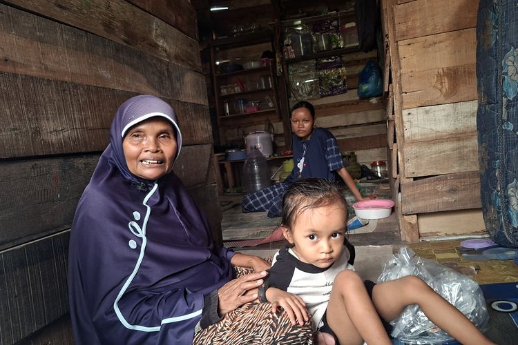 Asap Karhutla Menerobos Lubang Rumah Kayu, Keluarga di Palangka Raya Alami Sesak Napas