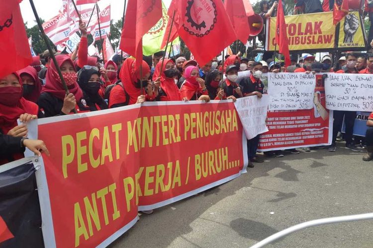 Aksi ribuan buruh di Palembang meminta agar upah minimum provinsi (UMP) Sumatera Selatan naik, Selasa (30/11/2021).