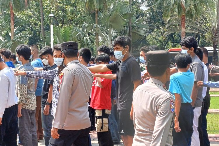 Puluhan remaja yang terlibat aksi konvoi hingga diduga bertawuran dikumpulkan di Balai Kota DKI Jakarta, Rabu (3/4/2024).