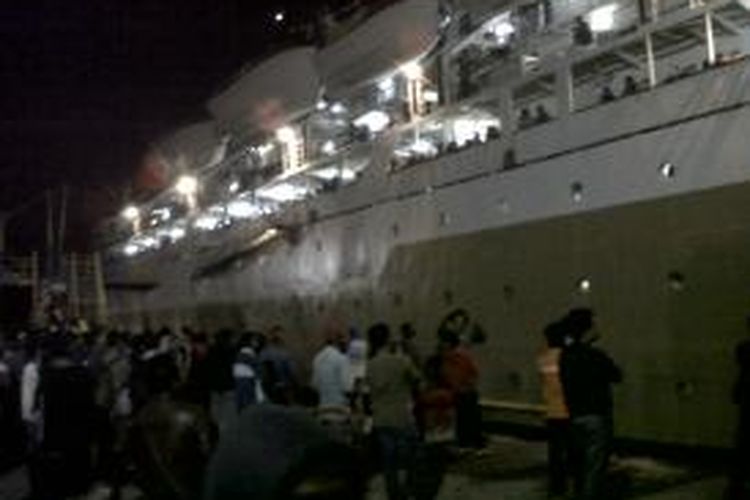 Para calon penumpang Kapal Motor Tilongkabila sedang menanti kapal tersebut bersandar di Pelabuhan Gorontalo, Sabtu (28/7/13)