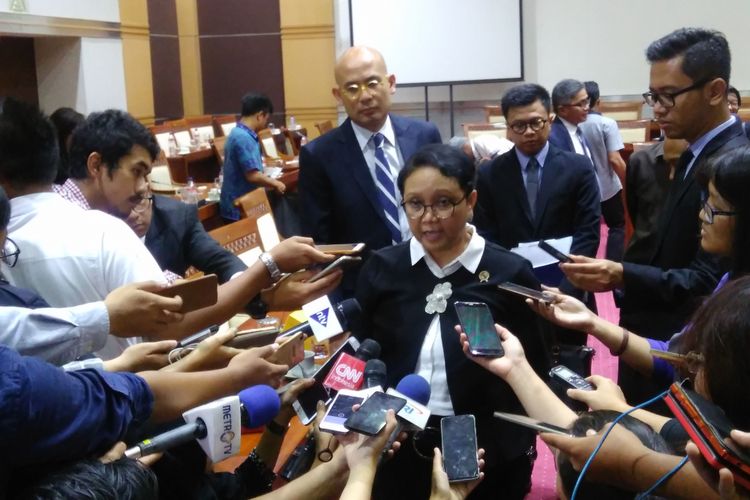 Menteri Luar Negeri RI Retno Marsudi mendapatkan dukungan penuh dari DPR untuk melanjutkan upaya langkah-langkah diplomasi kemanusiaan untuk etnis Rohingya di negara bagian Rakhine, Myanmar, Jakarta, Senin (11/9/2017).