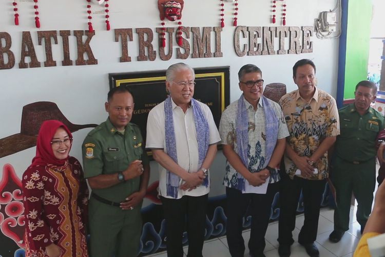  Menteri Perdagangan Enggartiasto Lukita mengunjungi Pasar Batik Trusmi di Jalan Otto Iskandar Kecamatan Weru, Kabupaten Cirebon. Dia mendorong pemerintah daerah mengembangkan dan melakukan berbagai inovasi untuk menarik jumlah kunjungan wisatawan. 