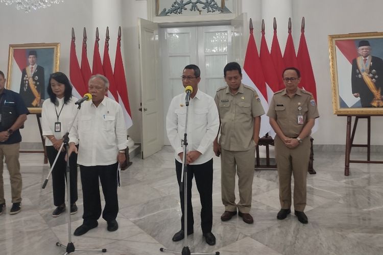 Penjabat Gubernur DKI Jakarta, Heru Budi Hartono bertemu dengan Menteri Menteri PUPR Basuki Hadimuljono di Balai Kota, Jakarta, Selasa (11/4/2023), guna membahas revitalisasi Monumen Nasional (Monas). 