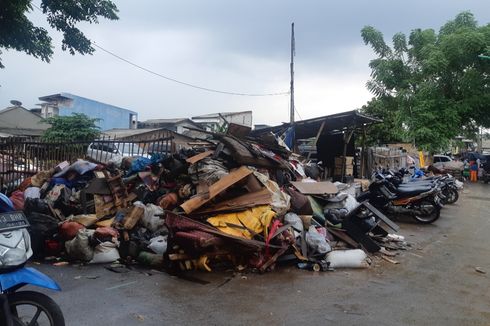 Petugas Gabungan Angkut Sampah Sisa Banjir yang Menumpuk di Kebon Jeruk