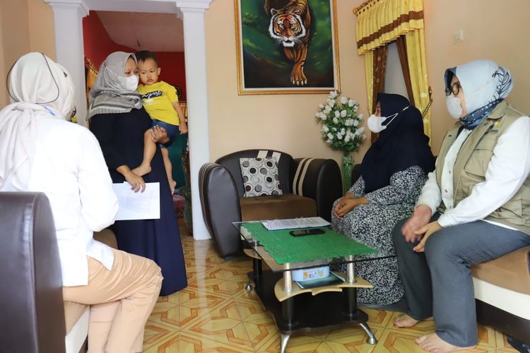Anggota Dinas Kesehatan (Dinkes) Provinsi Jawa Barat sedang melakukan sosialisasi ke para ibu untuk mencegah stunting pada anak.