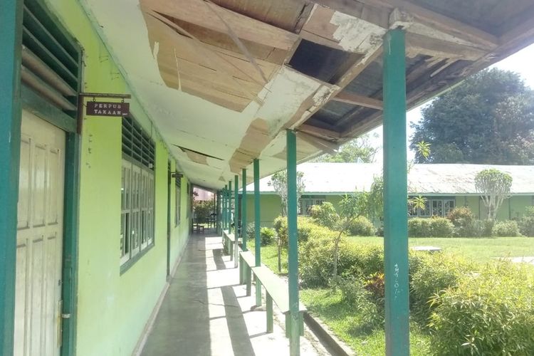 Sebuah Sekolah Madrasah Tsanawiyah di Kecamatan Kairatu, Kabupaten Seram Bagian Barat, Maluku, masih tutup hingga Selasa (8/10/2019).