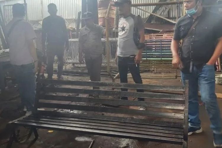 Foto: Polisi menemukan kursi besi hasil curian di lokasi penampungan barang bekas di Jalan Sisingamangaraja No 143 Kelurahan Sukadame Kecamatan Siantar Utara, Pematang Siantar, Rabu (25/1/2023).