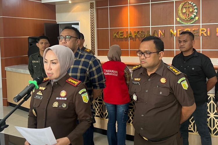 Kajari Makassar, Andi Sundari saat memberikan keterangan kepada awak media terkait penangkapan tersangka DPO kasus korupsi pembangunan Gedung Perpustakaan Kota Makassar tahun anggaran 2021 di Lobi Kejari Makassar, Sulsel, Kamis (21/9/2023)