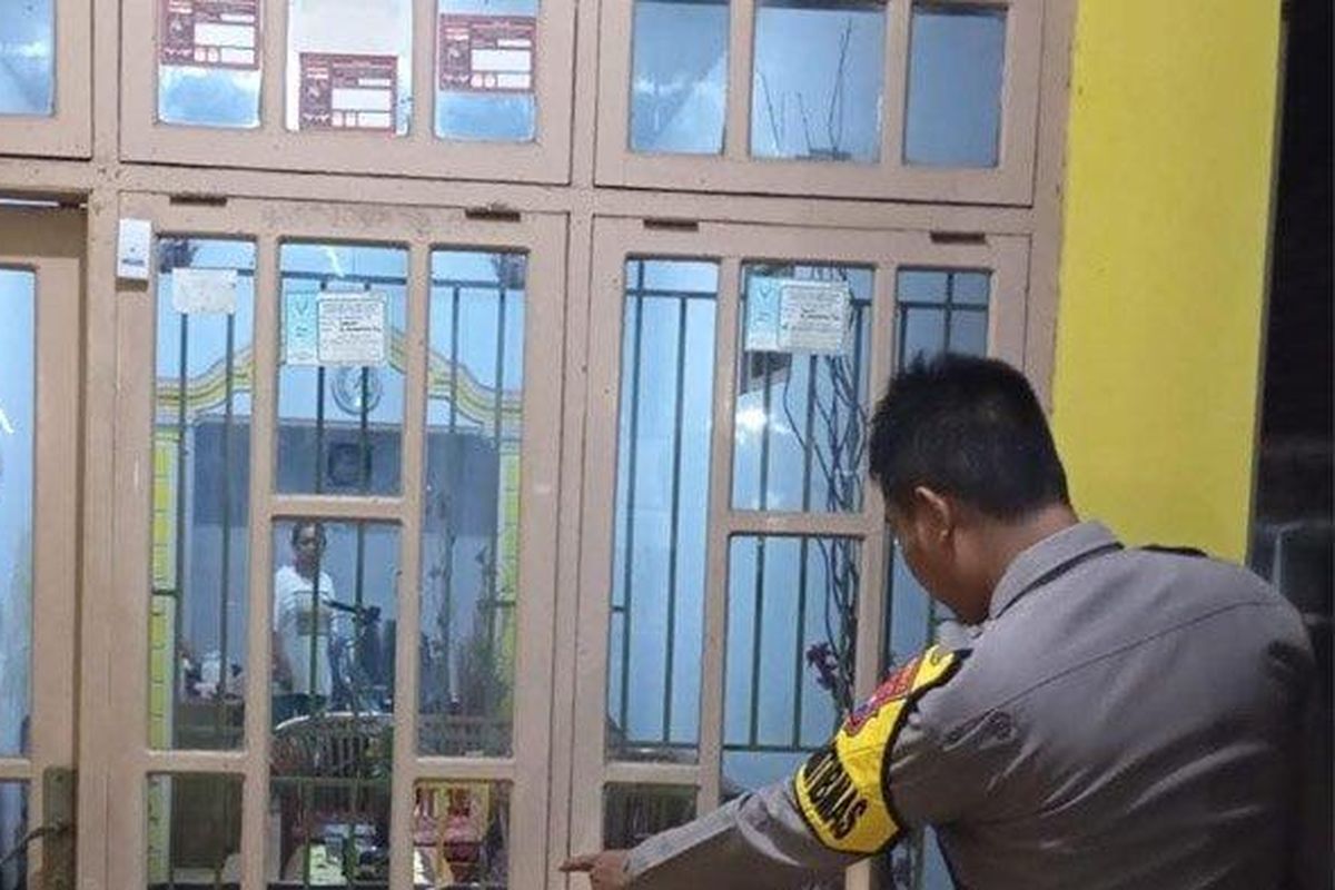 Anggota Polsek Dringu melakukan olah TKP di rumah warga Desa Randuputih, Kecamatan Dringu, Kabupaten Probolinggo yang dilempar bondet orang tak dikenal, Minggu (8/6/2025) dini hari