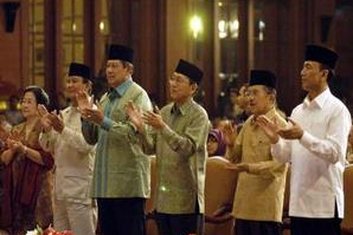 Tiga pasangan capres dan cawapres menyanyikan lagu Ini 'Pemilu Kita-Saudara Kita' saat Deklarasi Pemilu Damai 2009 di Gedung Bidakara, Jakarta Selatan, Rabu (10/6). Acara yang digagas Komisi Pemiihan Umum (KPU) ini menandai dimulainya putaran pertama Pemilu Presiden 2009.