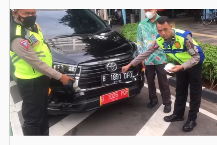 Pengendara mobil memalsukan pelat nomor merah agar tidak kena tilang