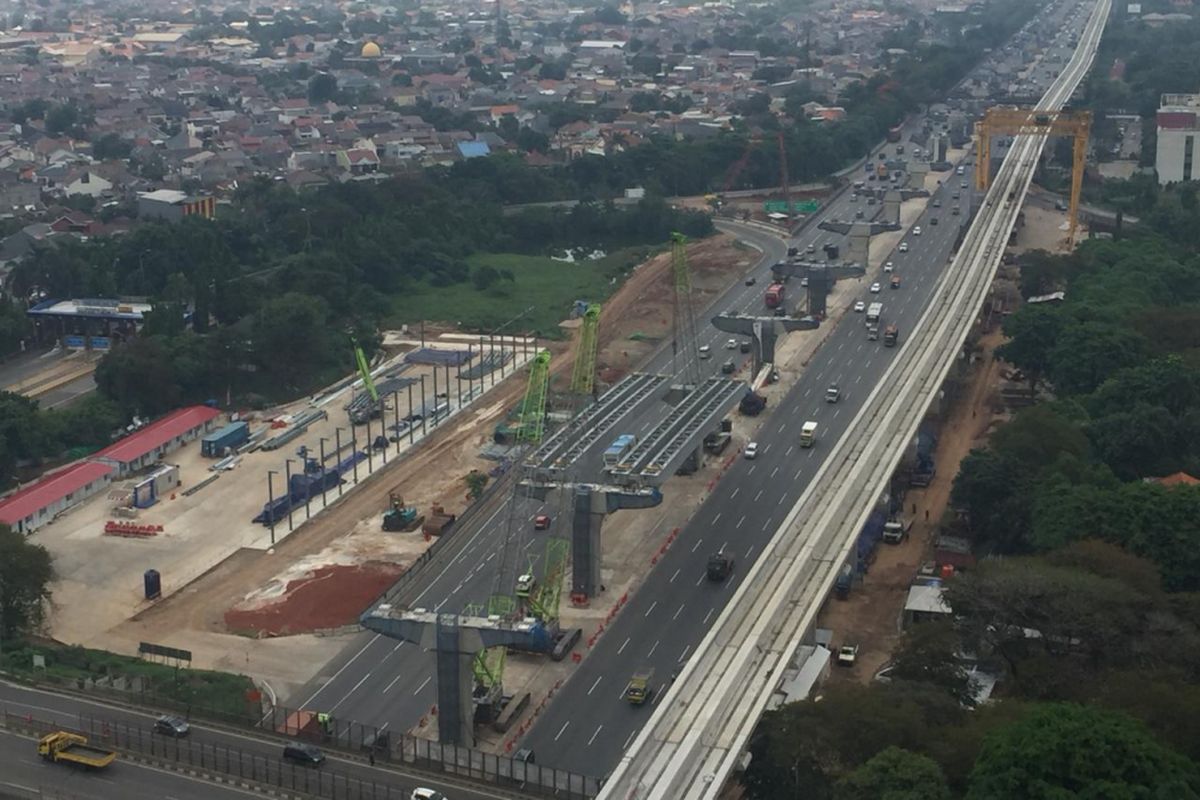 Dua pekerjaan konstruksi di Tol Jakarta-Cikampek, yaitu Light Rail Transit (LRT) dan Tol Jakarta-Cikampek II (Elevated).