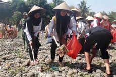 Hari Pahlawan, Ratusan Siswa Punguti Sampah di Bantaran Sungai