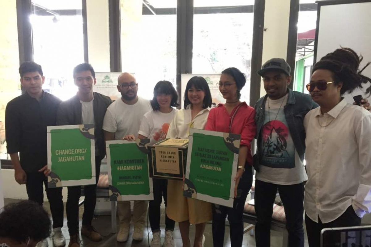 Para pengisi acara dan panitia gerakan Hutan Itu Indonesia menggelar jumpa pers Konser Musika Foresta di Kafe Serendipity, Jalan Suryo, Jakarta Selatan, Rabu (10/5/2017).