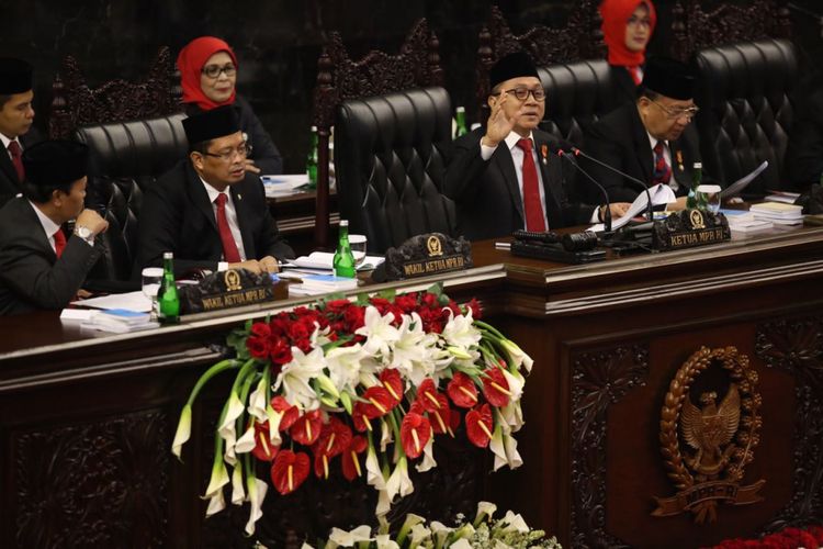 Ketua MPR Zulkifli Hasan memberikan pidato pada sidang tahunan Majelis Permusyawaratan Rakyat Republik Indonesia Tahun 2017di Kompleks Parlemen, Senayan, Jakarta, Rabu (16/8/2017).