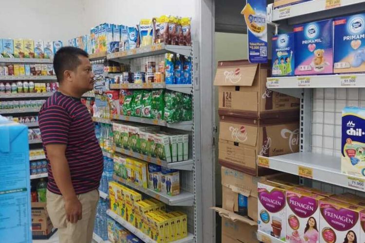 Sebuah Minimarket di Kecamatan Soreang Kabupaten Bandung, Jawa Barat digasak oleh dua orang perampok dengan menggunakan senjata tajam pada Sabtu (5/10/2022)