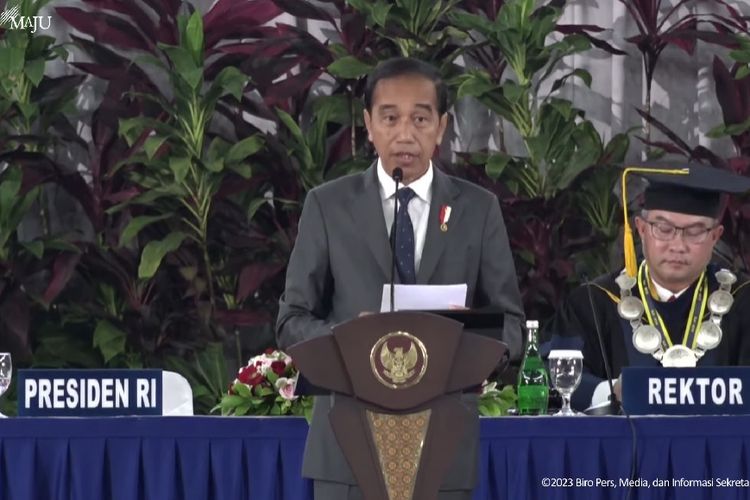 Presiden Joko Widodo berpidato dalam acara Dies Natalis ke-60 Institut Pertanian Bogor, Jumat (15/9/2023).