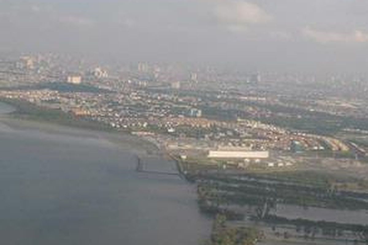 Pantai Utara Tangerang  . Foto diambil dari pesawat Garuda Indonesia 