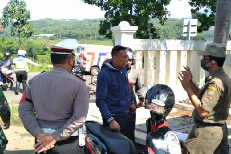 Warga tak memakai masker terjaring operasi protokol kesehatan di wilayah Ganeas, Sumedang, Jawa Barat, Jumat (25/12/2020).