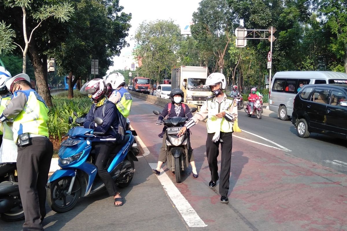 operasi Patuh Jaya depan BKN , Jakarta Timur, Kamis (23/7/2020)