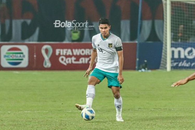 Bek timnas U20 Indonesia, Muhammad Ferarri, sedang menguasai bola ketika bertanding di Stadion Patriot Candrabhaga, Bekasi, Jawa Barat, 10 Juli 2022. Ferarri akan jadi kapten timnas U20 saat lawan Irak dalam laga perdana Piala Asia U20 pada Rabu (1/3/2023).