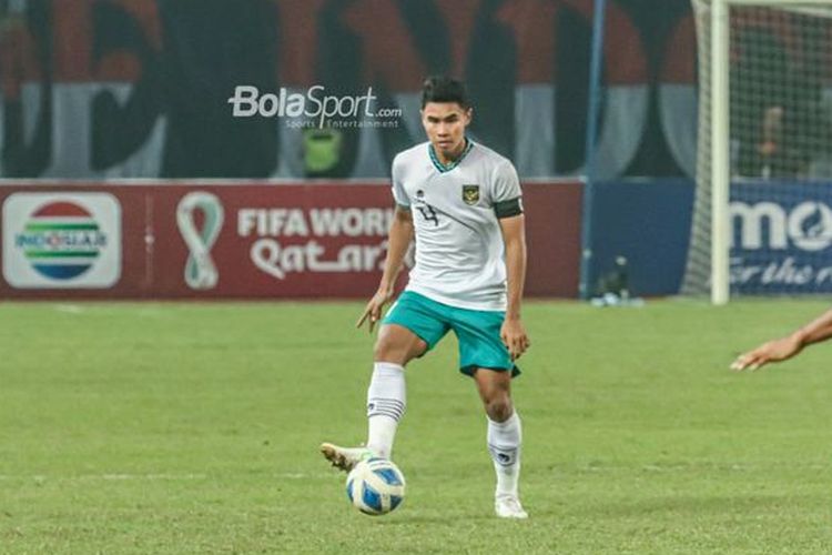 Bek timnas U20 Indonesia, Muhammad Ferarri, sedang menguasai bola ketika bertanding di Stadion Patriot Candrabhaga, Bekasi, Jawa Barat, 10 Juli 2022. Terkini, Ferarri bersama timnas U20 Indonesia sedang menjalani pemusatan latihan dan serangkaian laga uji coba di Turkiye.