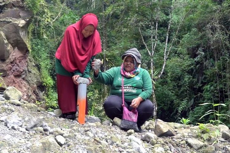 Hutan lebat tropis, dengan jalan menanjak, yang tak jarang terjal dan dipenuhi batu-batu besar, merupakan hal yang dihadapi ranger perempuan ini tatkala berpatroli sehari-hari. 